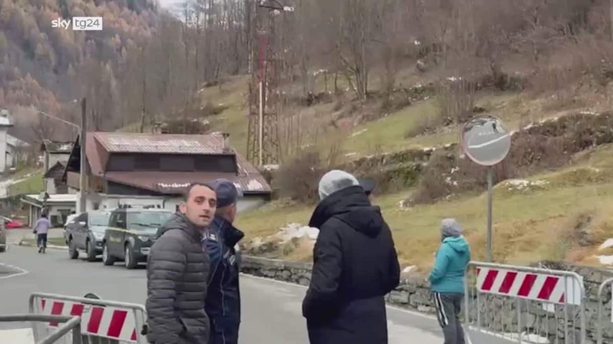 Elicottero precipitato Valtellina: estratti vivi 4 occupanti