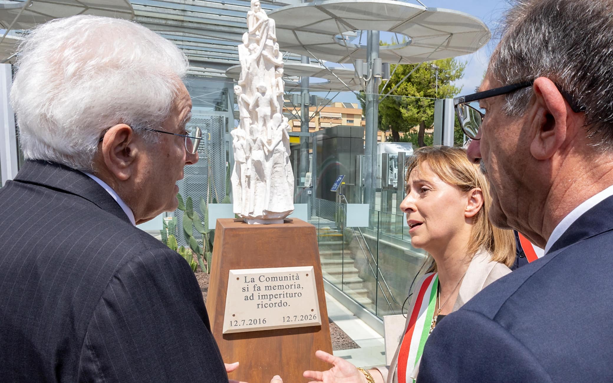 Andria - Il Presidente Sergio Mattarella sosta nel piazzale intitolato alle vittime dell’incidente ferroviario dove è installata una statua commemorativa, oggi 12 luglio 2026.(Foto di Paolo Giandotti - Ufficio per la Stampa e la Comunicazione)