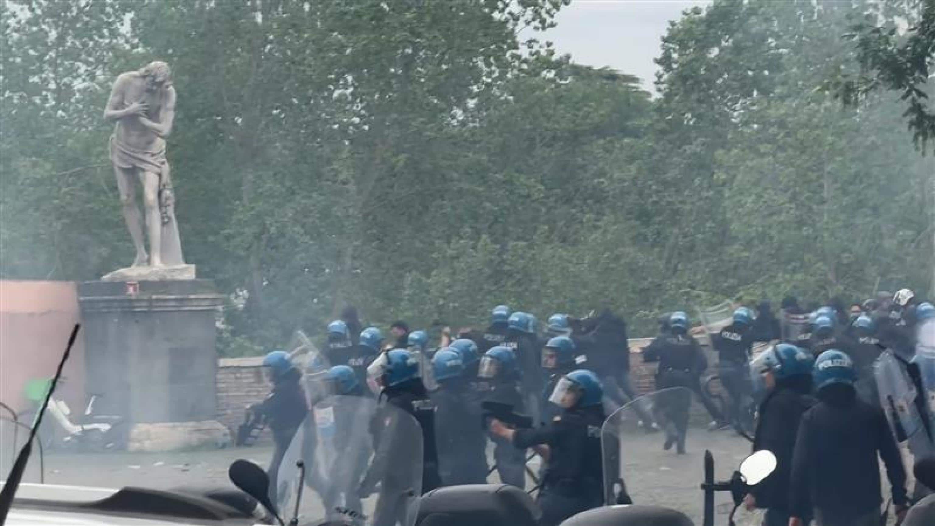 Un frame degli scontri nei pressi dello stadio Olimpico prima del derby tra Roma e Lazio, 13 aprile 2025. ANSA
